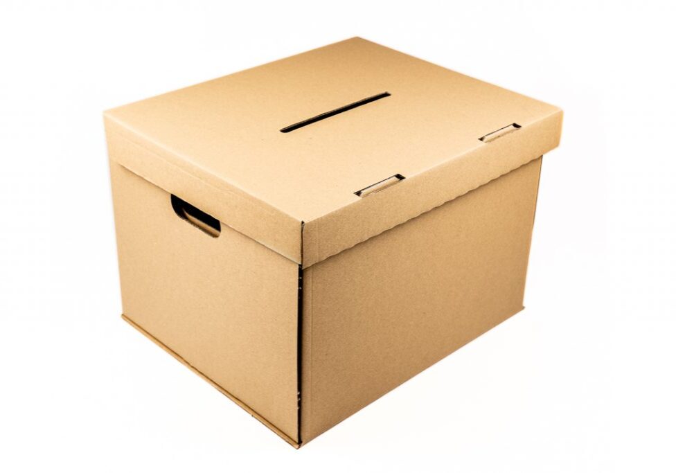 Volilna škatla namenjena za volitve na zgornjem pokrovu z zarezo.